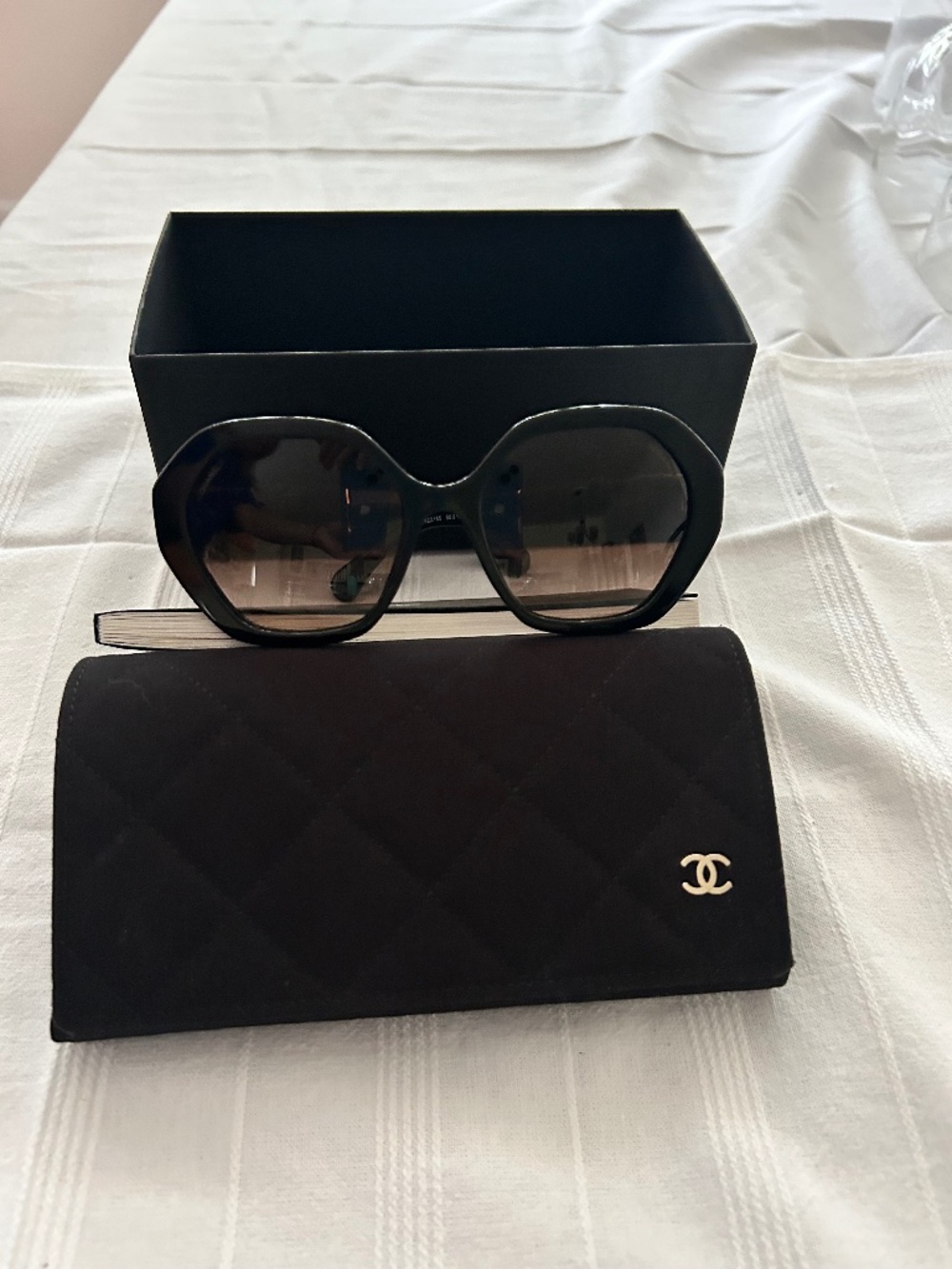 CHANEL sunglasses like new!